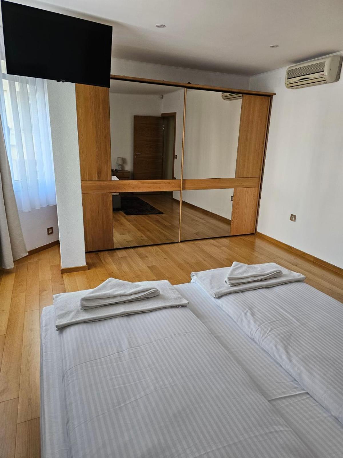 Apartman Centar Bulevar Ex Sa Garazom Banja Luka Buitenkant foto